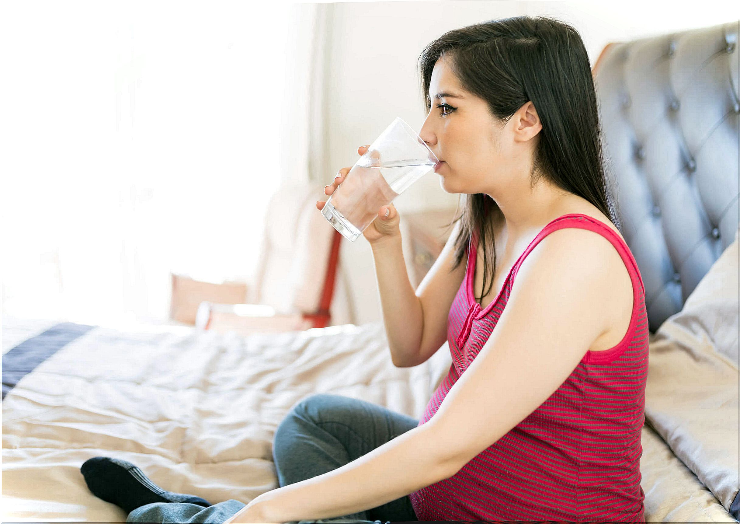 Woman drinking water in pregnancy.