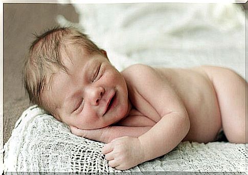 The smile of angels is one of the typical baby behaviors.