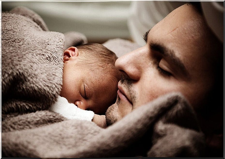 baby-asleep-with-dad