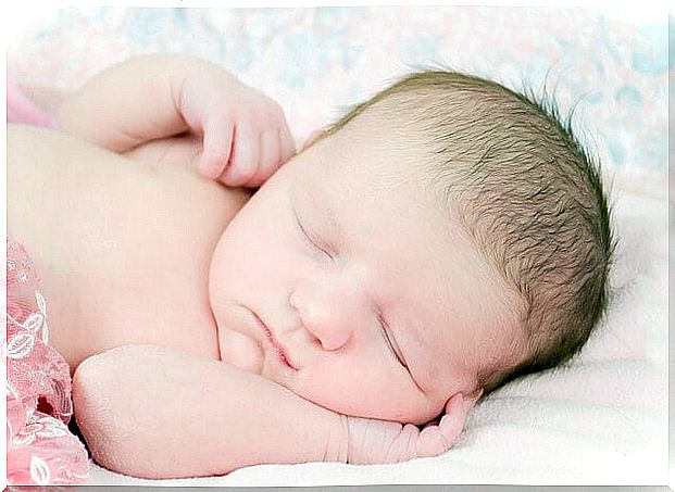 How should the newborn's umbilical cord be cared for?