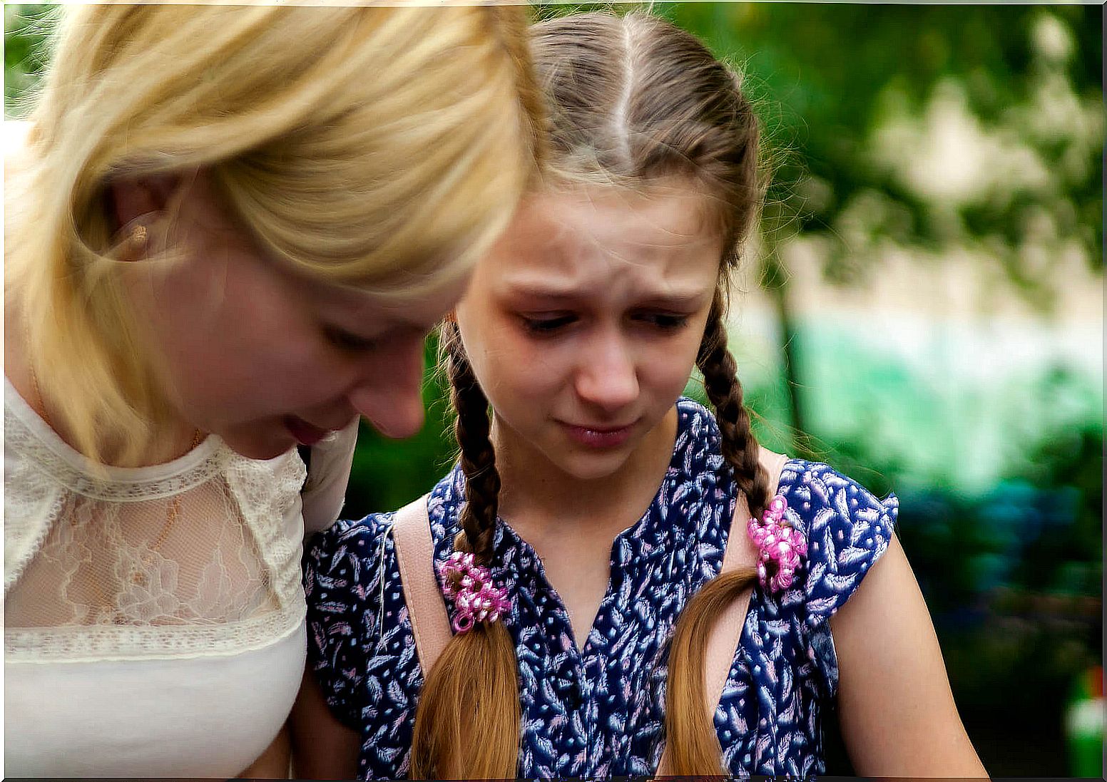 Mother talking to her daughter to explain cancer.