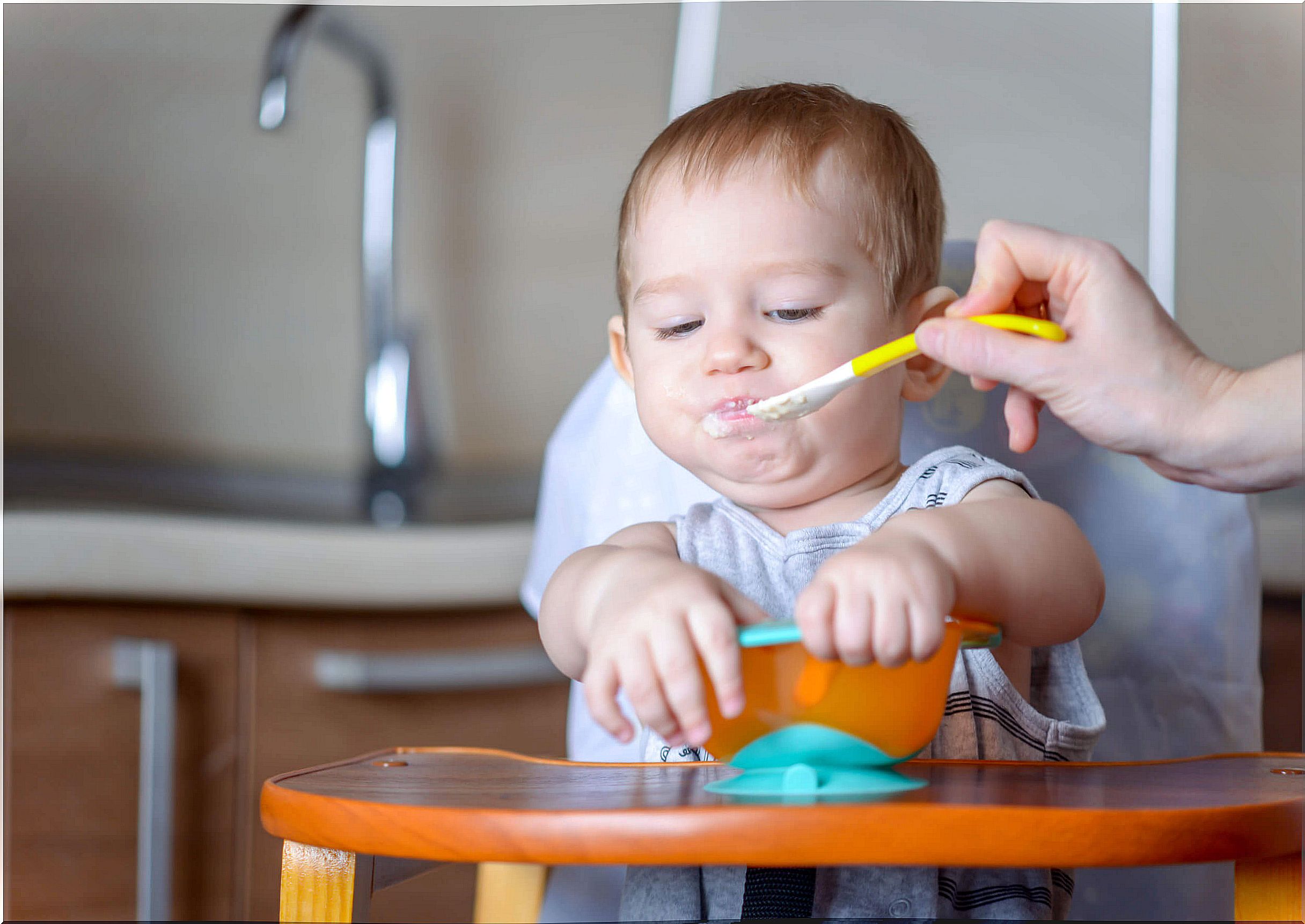 Child eating a cereal porridge.