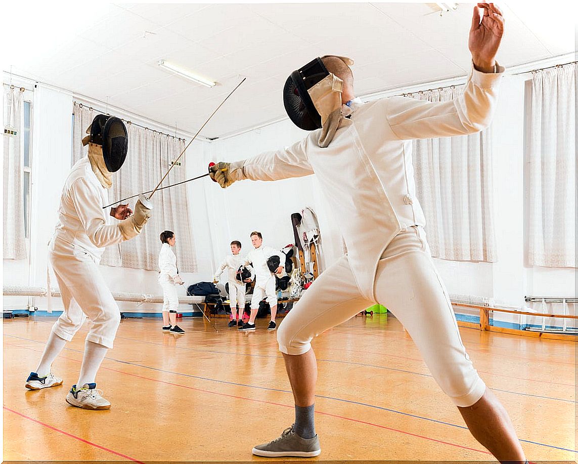 Boys in fencing to practice sports in adolescence.