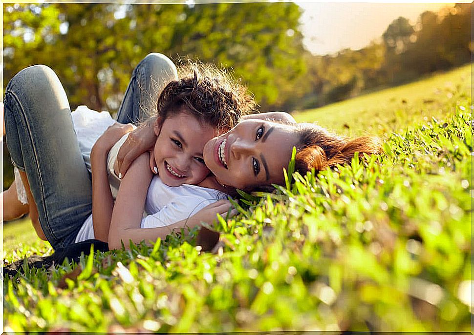 Mom with her daughter applying the keys to raising happy children according to the Danish method.