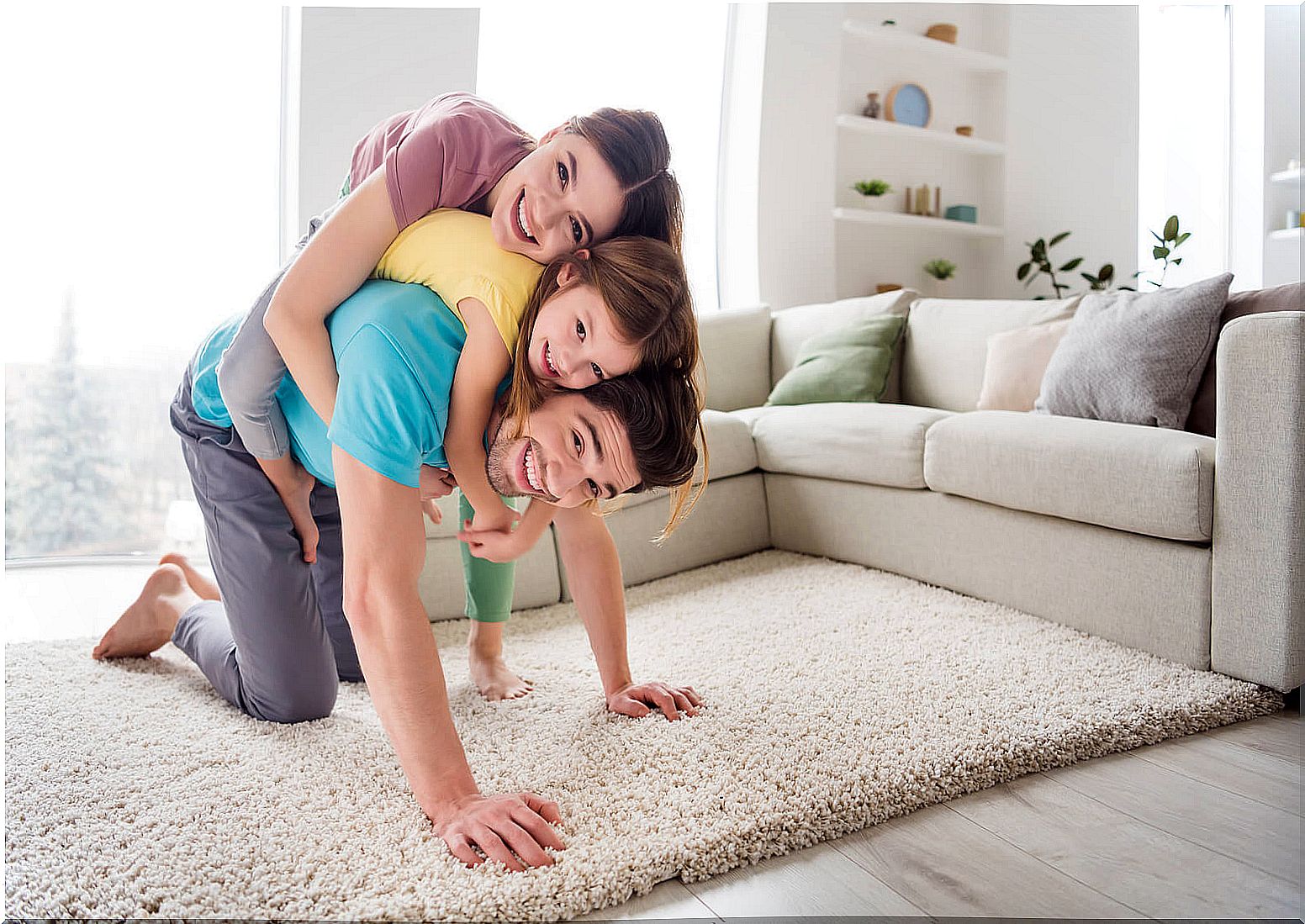 Family in the living room thinking of ideas to increase the physical activity of children at home