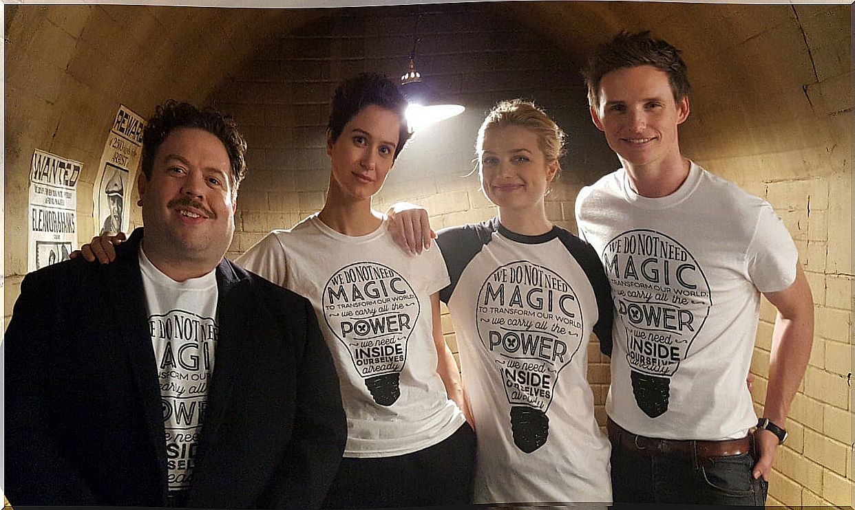 The cast of the Harry Potter spinoff with the Lumos t-shirt