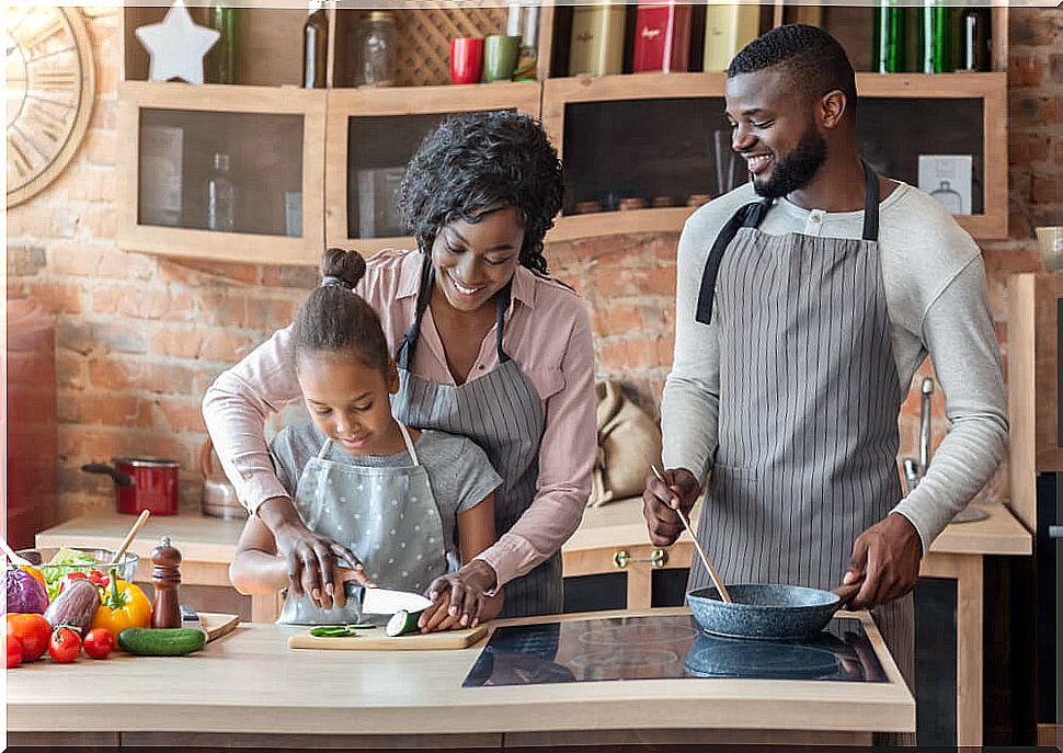 Family cooking thanks to the online activities for children offered by Cooking Málaga.