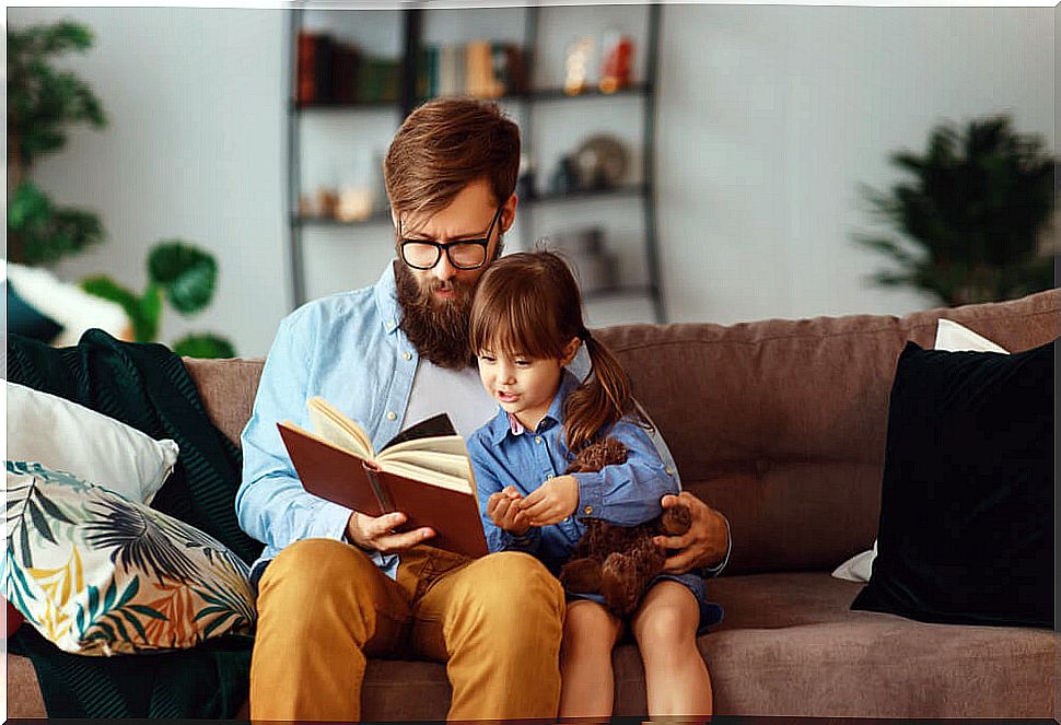 Father with his daughter applying the pedagogical principle of Pestalozzi in her education.