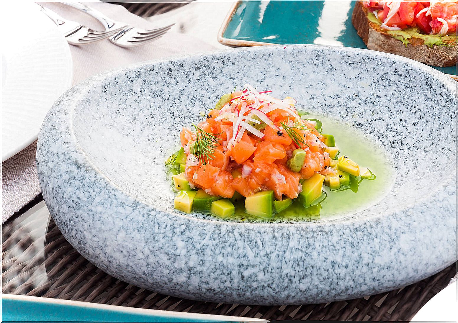 Salmon tartare, one of the recipes to reduce menstrual pain.