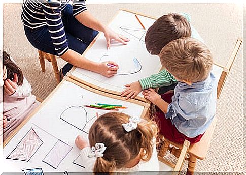 Children learning with scaffolding in the educational environment.