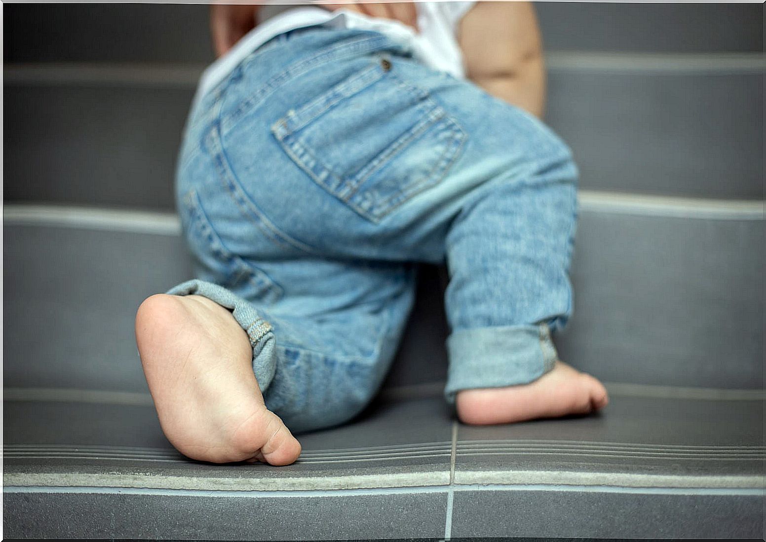 Baby learning to climb the stairs thanks to the absorbent mind.