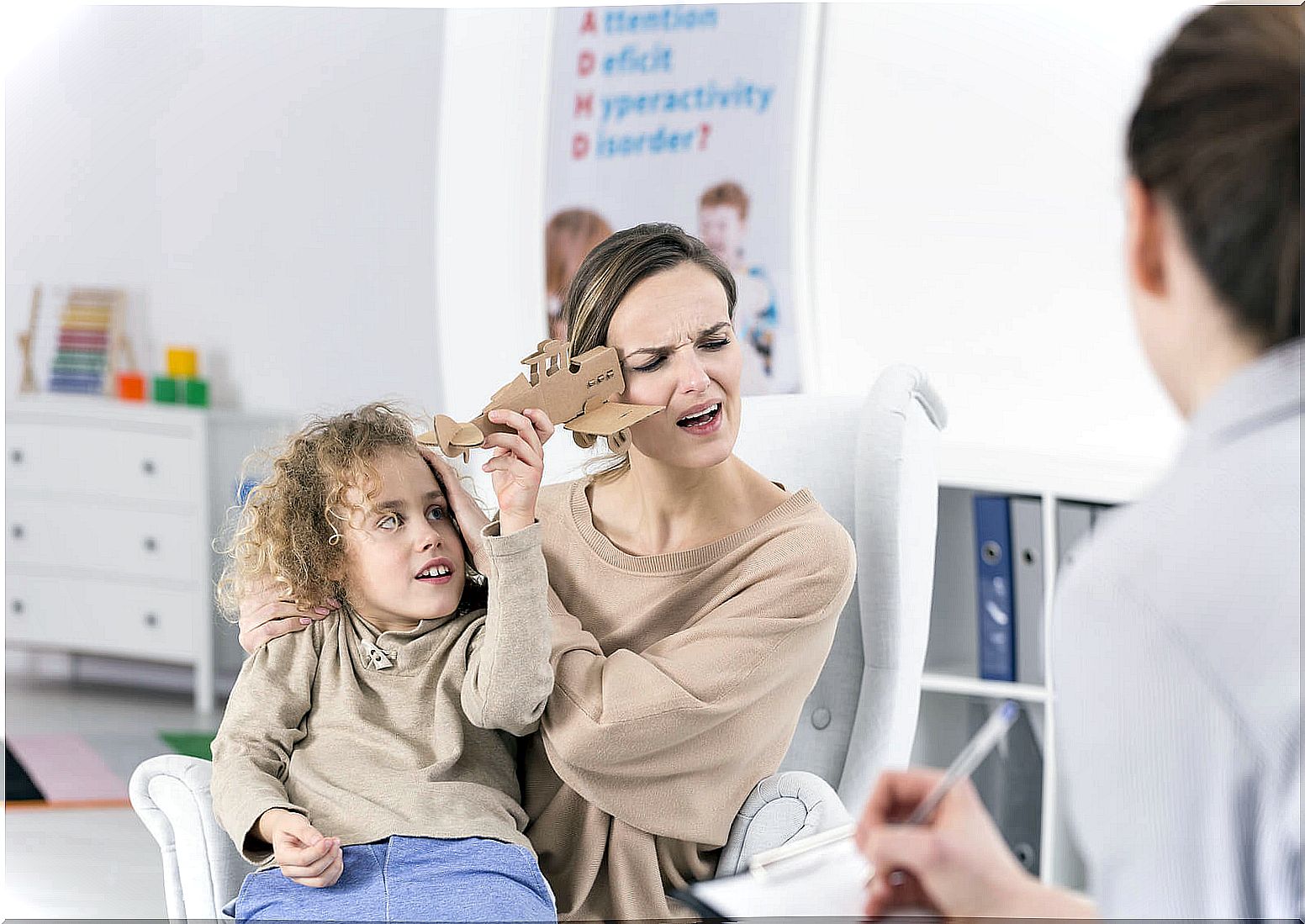 Child hits and bothers his mother at the psychologist's office.