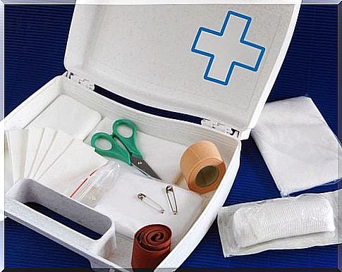 A first aid kit at home allows you to be prepared for any unforeseen or health-related accident.