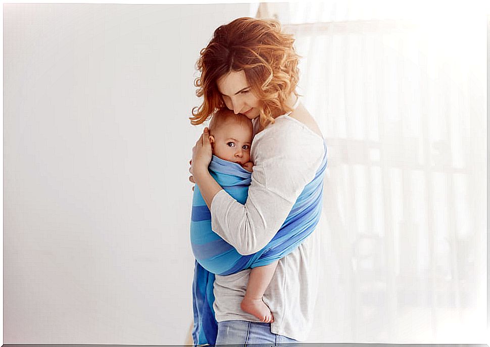 Mother hugging her baby to create a good bond of attachment.