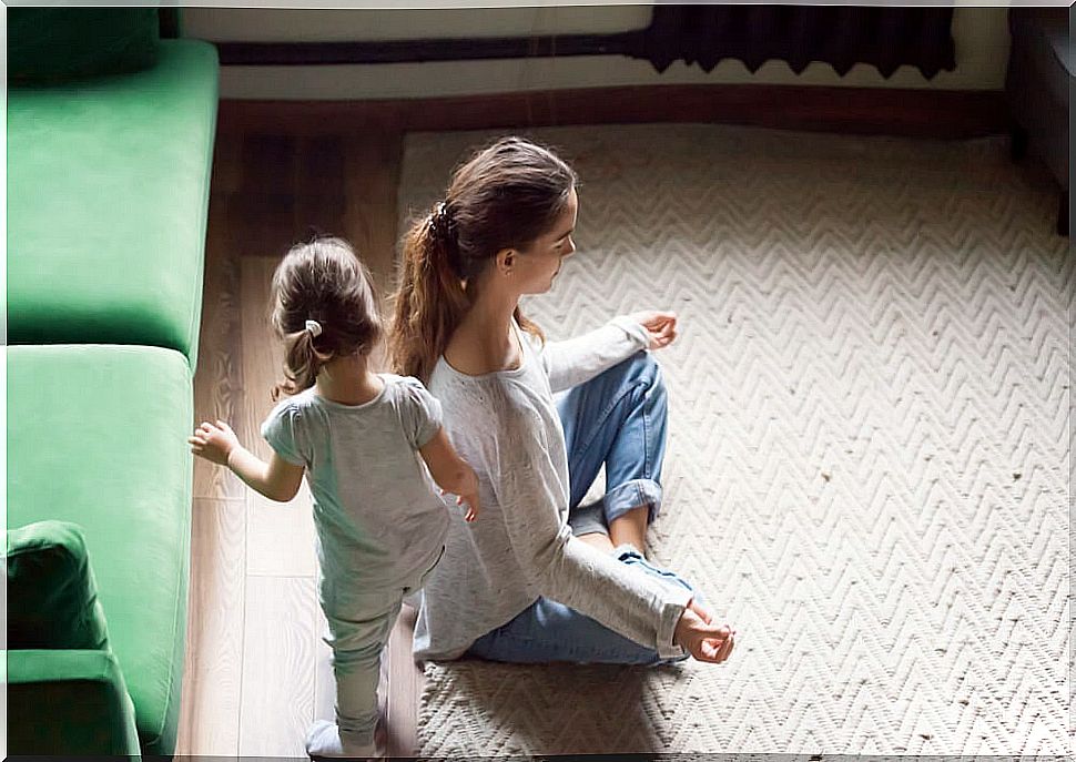 Mother doing meditation and reflecting to organize the day during the quarantine.