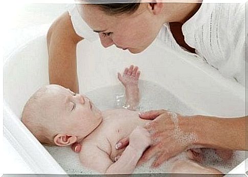 Choosing the baby's bathtub is important so that it feels comfortable.