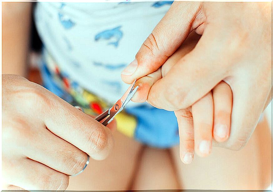 Parents must have certain tricks to cut children's nails.