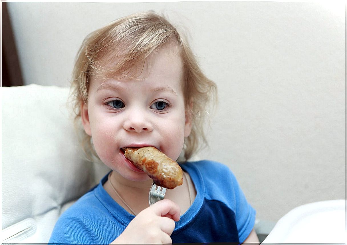 Child eating sausages are to know that they are dangerous.