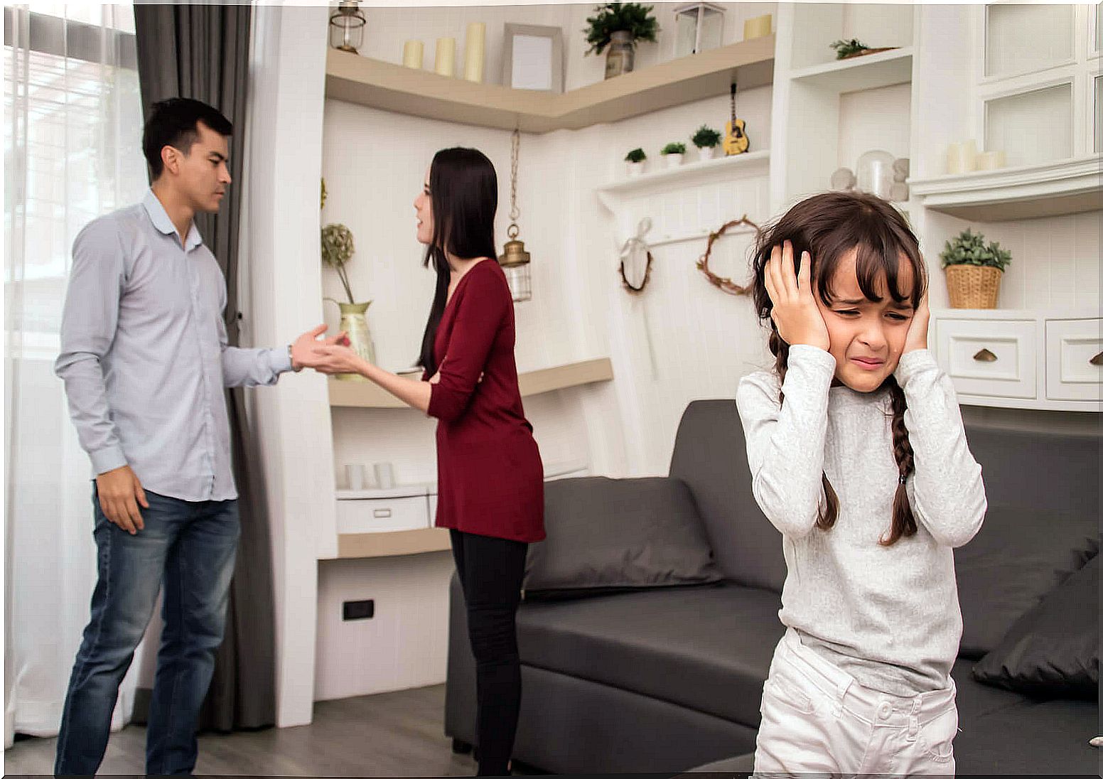 Parents arguing in front of their daughter without learning to reconcile.